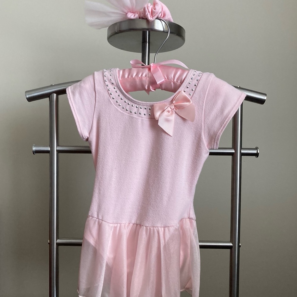 3/$25✨Girl ballet bodysuit and hair scrunchy